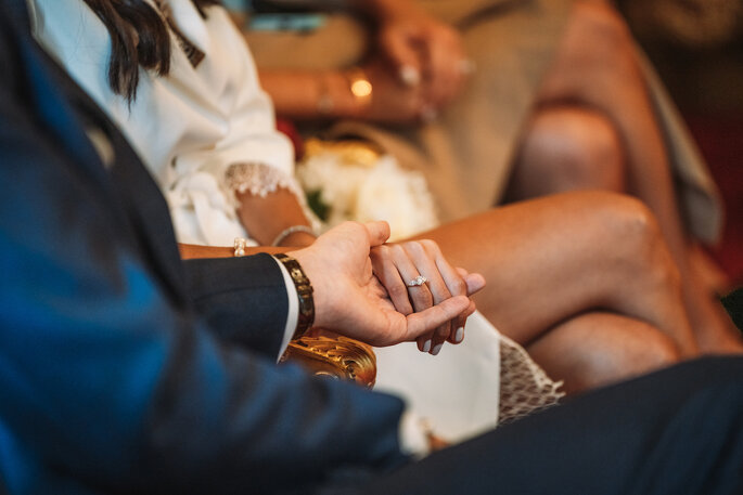 Les mariés main dans la main pendant la cérémonie