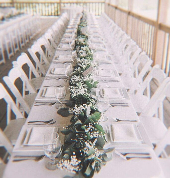 Table dressée et décorée pour une réception de mariage