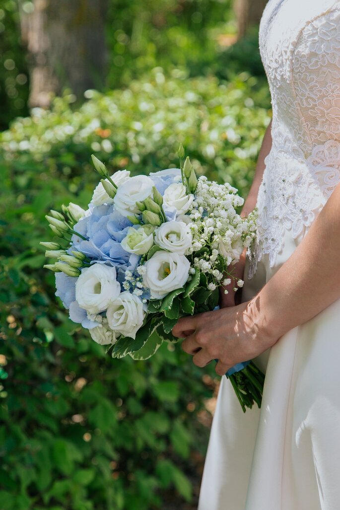Błękitne kwiaty w bukiecie ślubnym