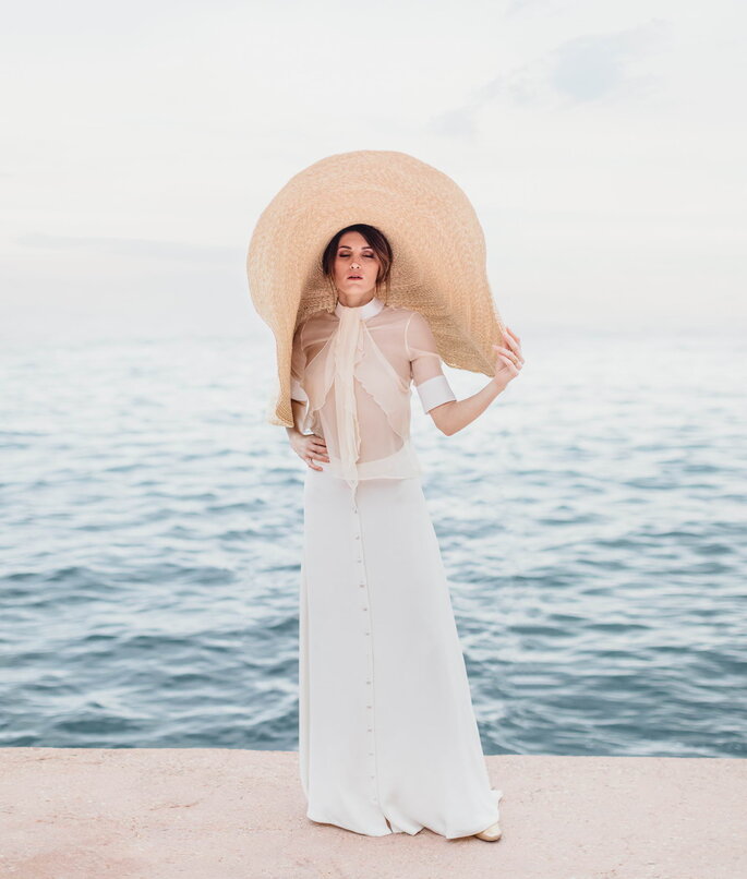 Une mariée photographiée devant un océan 