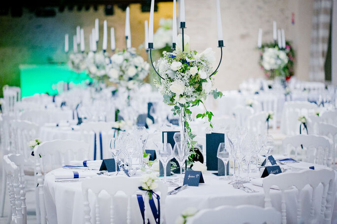 Salle de réception authentique décorée dans les tons de blanc et bleu pour un mariage
