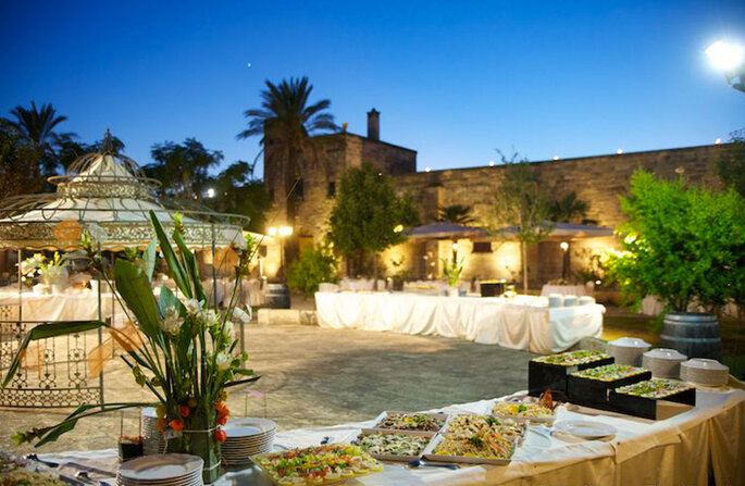 Masseria San Lorenzo, dettaglio buffet, facciato su sfondo, sera