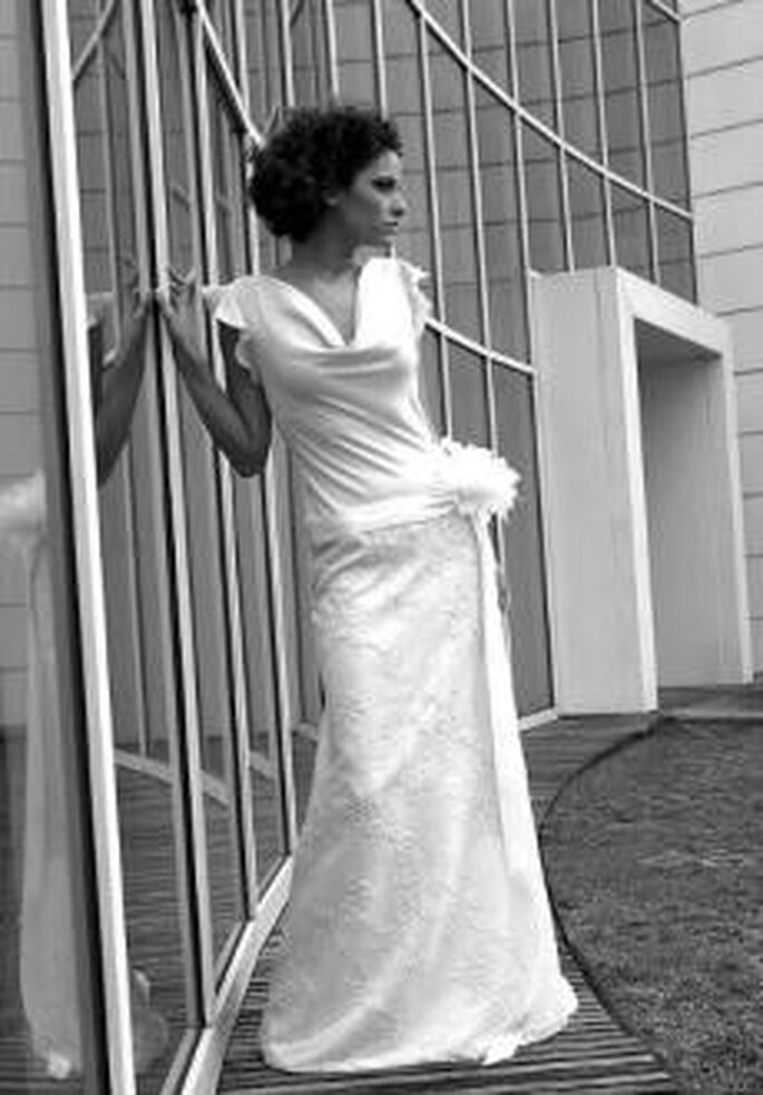 Isabel Zapardiez 2010 - Vestido largo en seda bordada, corte evasé, escoe en pico, manga, detalle floral en cintura