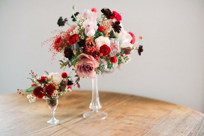 Compositions florales pour décorer les tables d'une réception de mariage