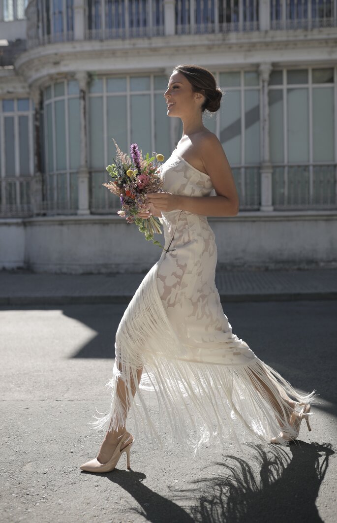 Vestido de novia con corte recto midi estilo vintage de una manga con bordado de flores con flecos