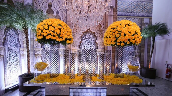 Decoração de casamento com painel estilo indiano e flores amarelas