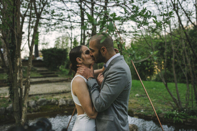 Ma petite cérémonie - Deux mariés qui s'embrassent près d'un lac en pleine nature 