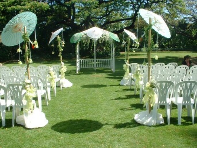 Pensar en carpas protectoras del sol cuando el clima es sofocante para las bodas a la intemperie. 