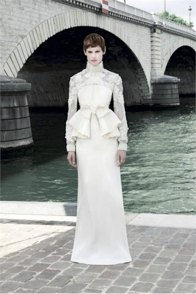 Corpetto scenografico con grande fiocco centrale e gonna liscia per questo Givenchy Haute Couture 2011-2012