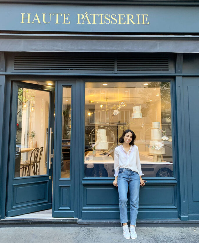 Ines Lamouri devant sa boutique Haute Pâtisserie, dans le 11ème arrondissement de Paris.