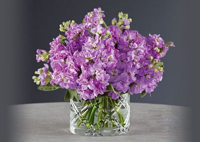 Centro de mesa con flores modernas en tonos lila por Vera Wang - Foto FTD Flowers