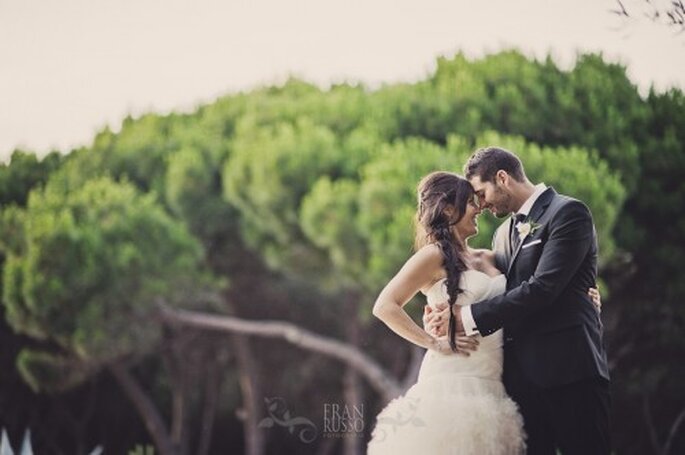 Recien casados felices entre arboles - Foto: Fran Russo