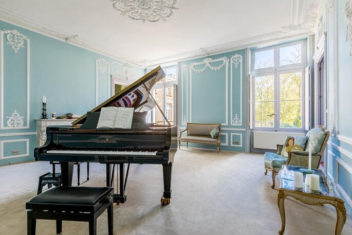 Une salle de musique avec un piano très chic - Château de Beauregard 