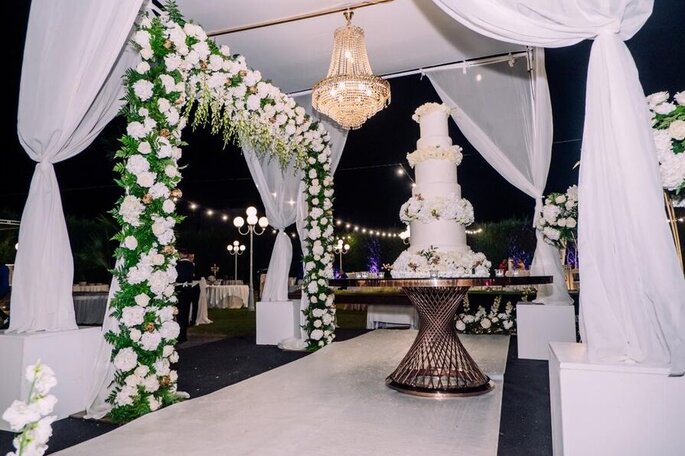 wedding cake, arco bianco, lampadario cristallo
