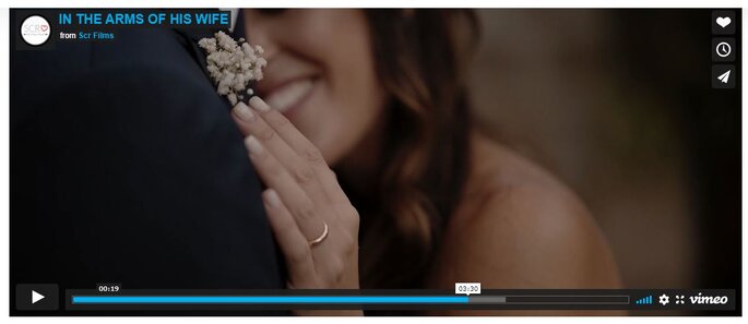 frame video SCR FILMS, mano sposa appoggiata al petto dello sposo
