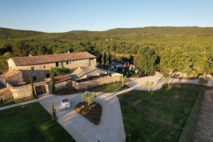 domaine de mariage en Provence avec piscine et tente nomade