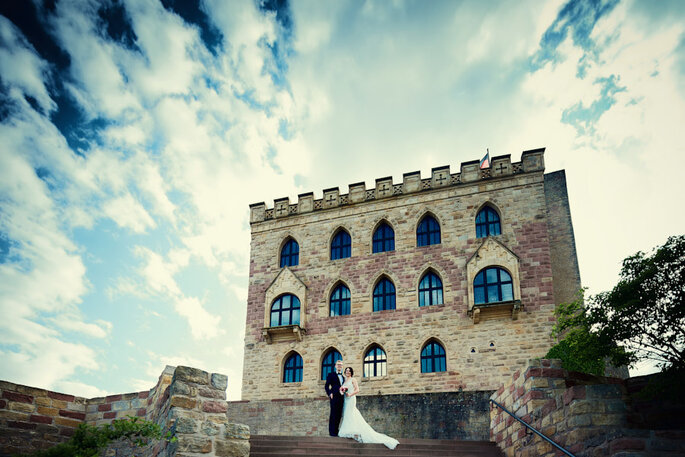 Brautpaar vor Burg