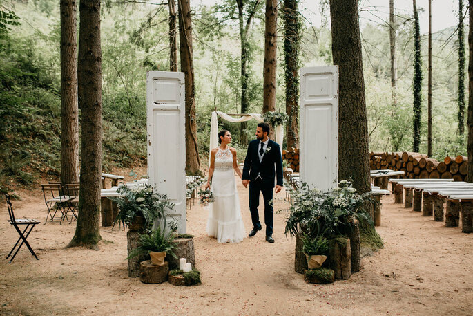 novios ceremonia bosque