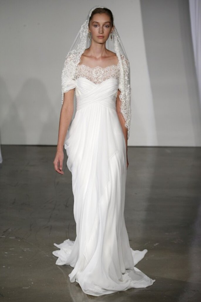 Vestido de novia largo en color blanco con cuello amplio y transparencias - Foto Marchesa