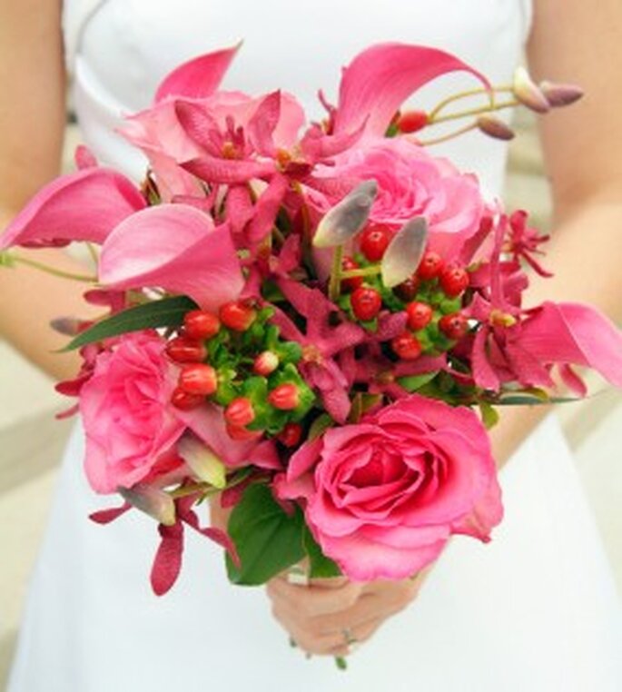 Combinación de varias flores en color rosa para novias