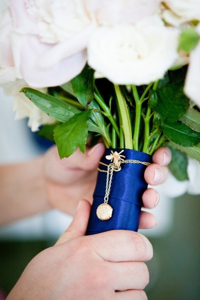 ramo de novia con cinta azul y prendido de abeja