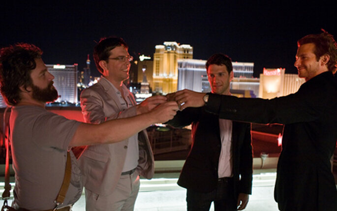 Fotograma del film "Resacon en Las Vegas" con los 4 amigos brindando