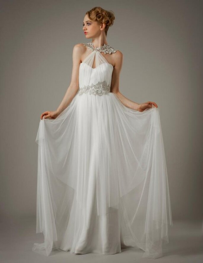 Vestido de novia con hombros descubiertos, escote asimétrico y fajín con apliqués - Foto Elizabeth Fillmore