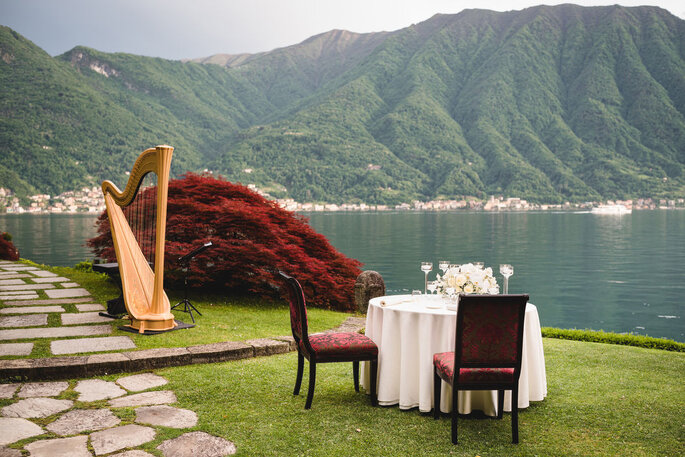 tavolo sposi vista lago, arpa e acero rosso