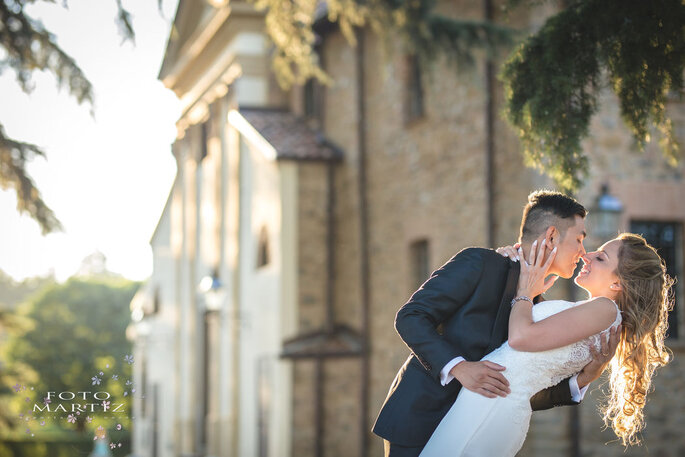 bacio sposi, sfondo chiesa