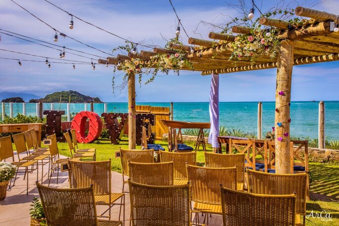 Estrutura casamento em frente ao mar 