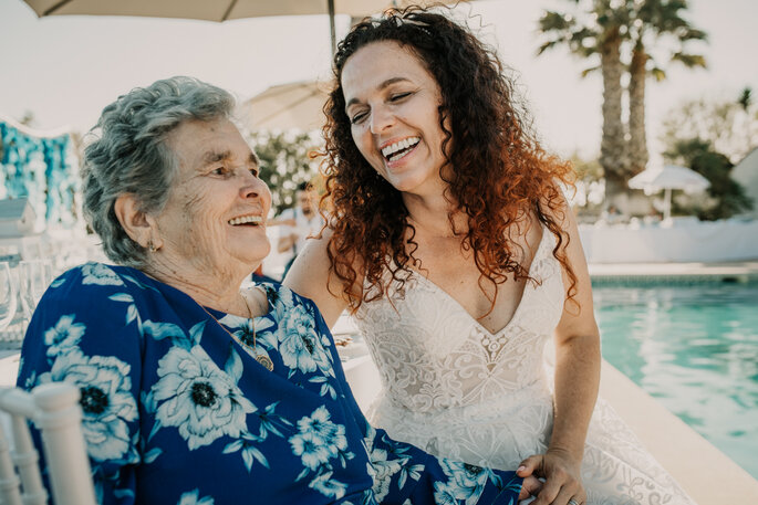 avó e neta noiva a rir