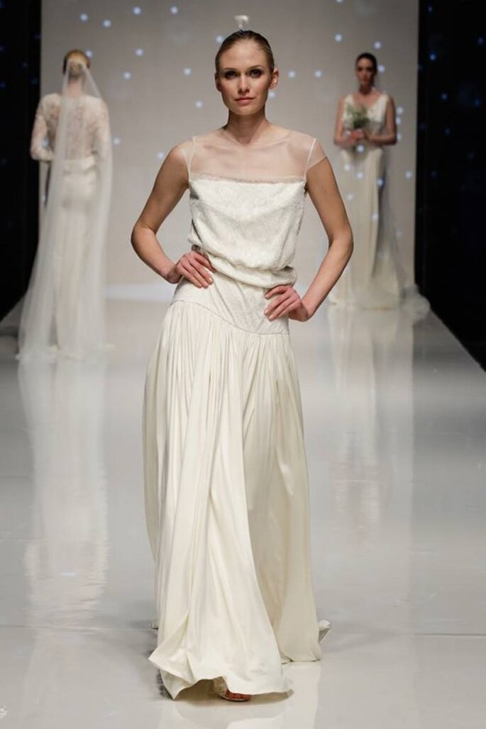 Vestido de novia 2014 con escote ilusión, mangas largas y falda con caída elegante inspirada en los greco-romanos - Foto Elizabeth Stuart