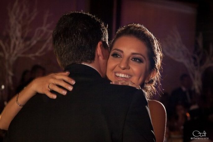 Captura los momentos más especiales durante la partida del pastel en tu boda - Foto Arturo Ayala