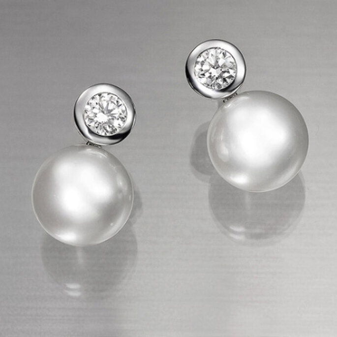 Delicado pendiente corto en oro blanco, diamantes y perlas de cultivo: lujosos y eternos