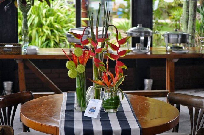 Arranjo de mesa com flores tropicais