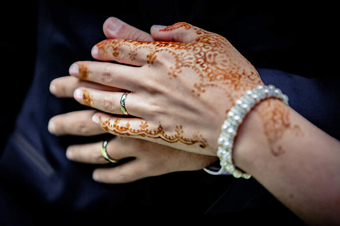 les mains des mariés peints au henné
