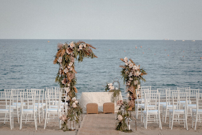 Sedie ed altare per un matrimonio in spiaggia a La Spagnuola Gavotti