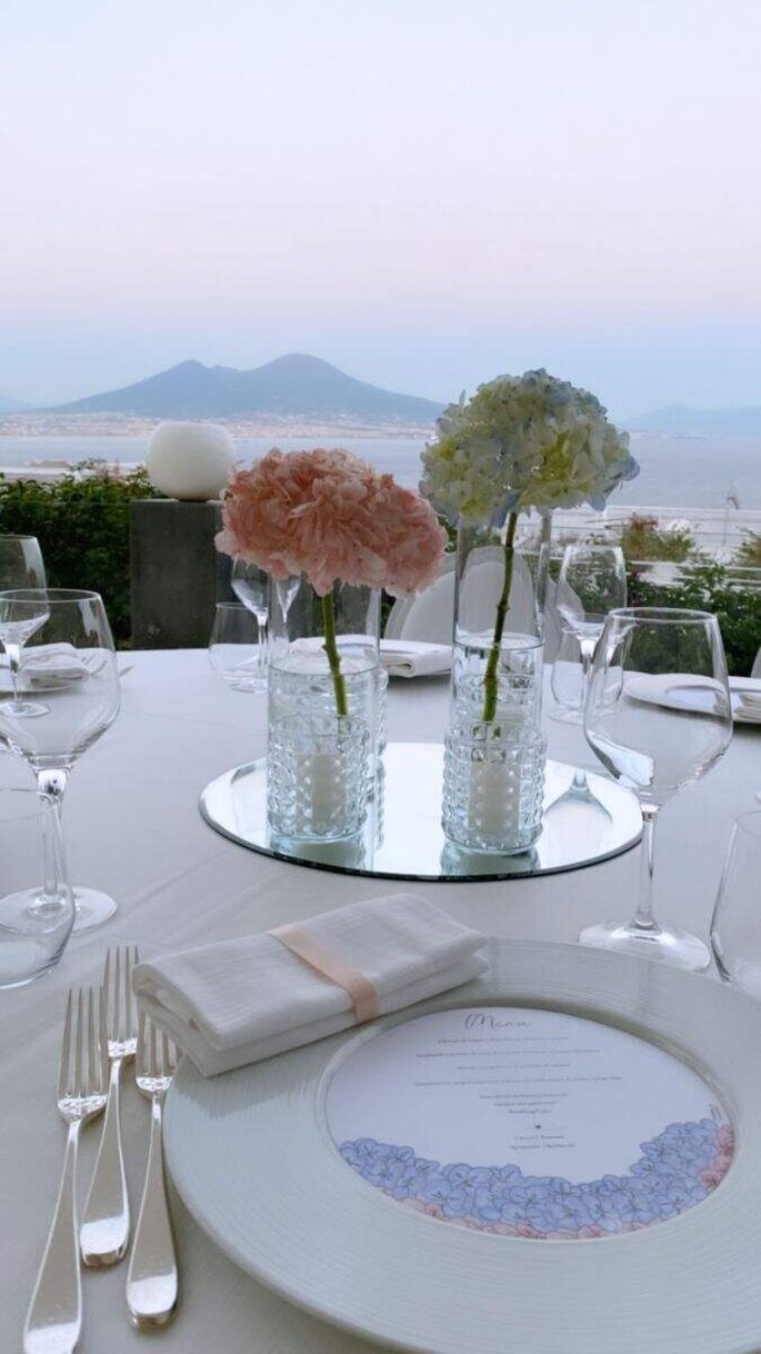 Villa Mazzarella, ortensie in bicchiere, sfondo Vesuvio