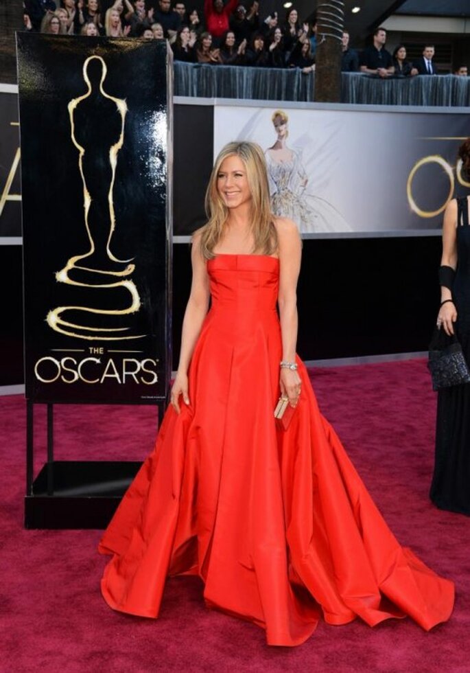 Jennifer Aniston en vestido de fiesta largo color rojo intenso corte princesa - Foto Valentno Facebook