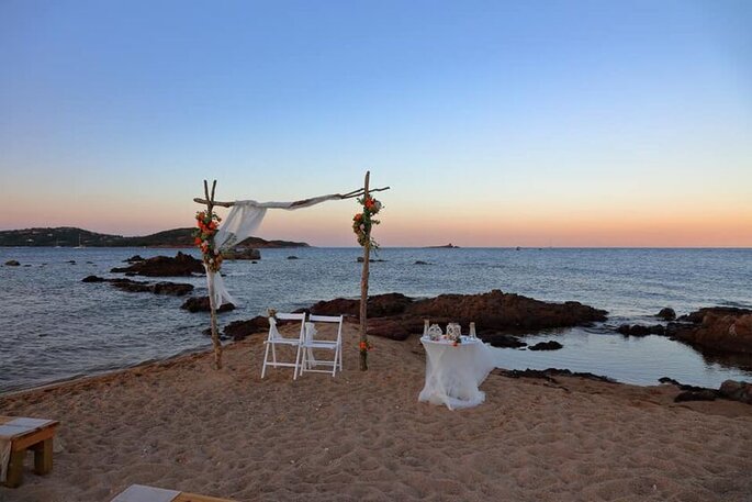 une scénographie naturelle - décoration de mariage sur une plage 