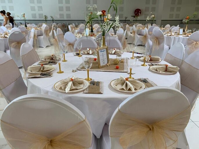 Tables blanches dressées pour un mariage au lieu de réception Les Salons du Grand Paris dans le Val de Marne