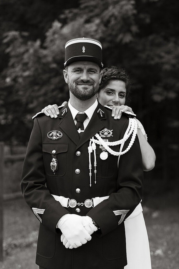 Mariage militaire d'un gendarme avec sa fiancée qui pose derrière lui 