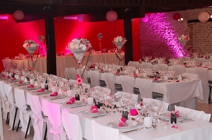Salle de réception de mariage décorée dans les tons de rose par Captives Agency