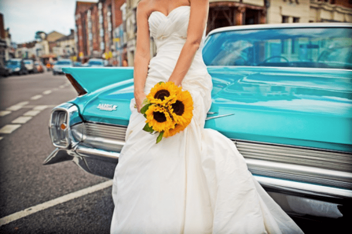 Un coche de época puede ser la escenografía perfecta - Foto Cotton Candy Weddings
