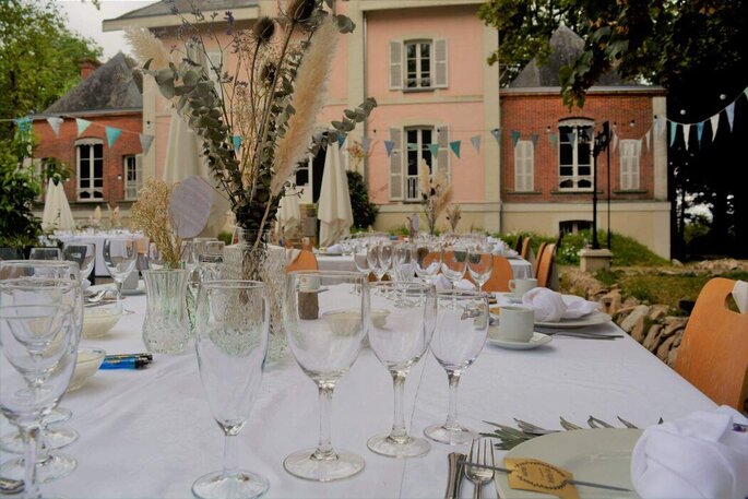 Table pour un repas de mariage devant un château