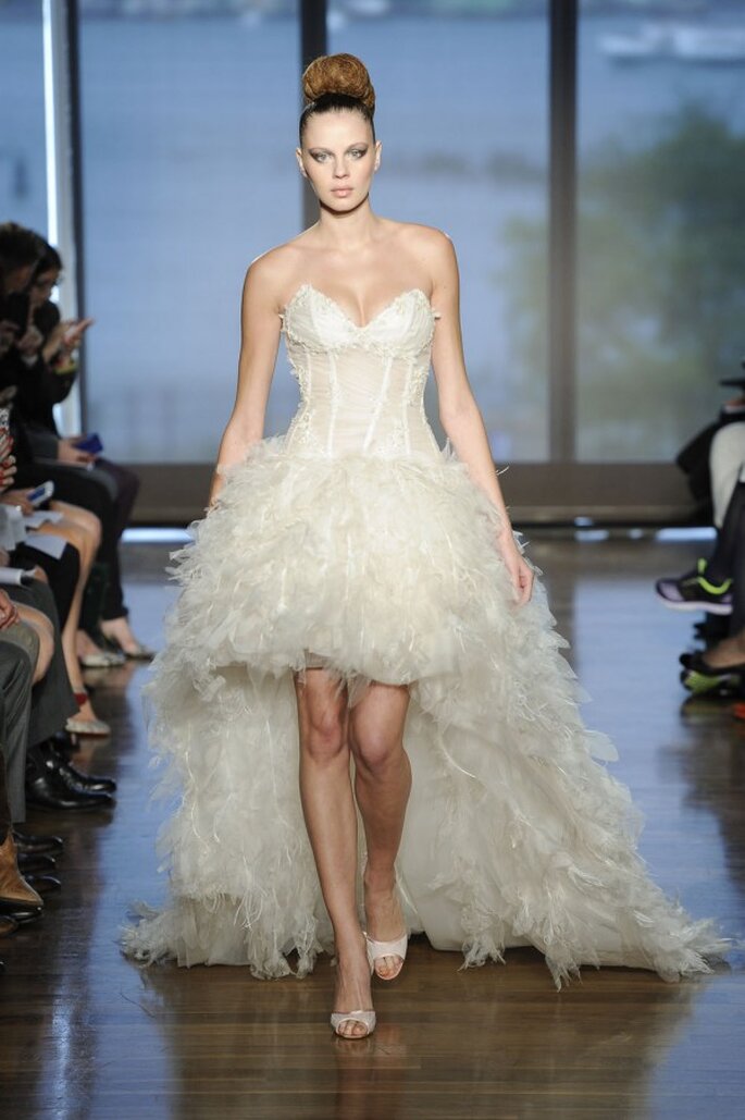 Vestido de novia con falda high low en color ivory con textura de flequillos y escote profundo corazón - Foto Ines di Santo