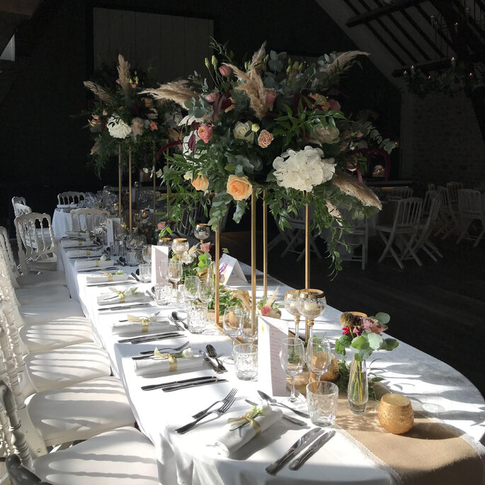 Table fleurie pour réception de mariage à La Catrache