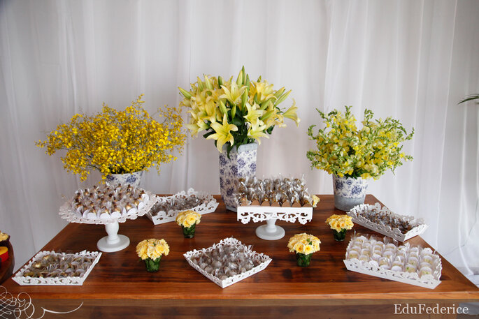 A mesa de doces de um casamento em casa, tende a ser menor! Menos variedade e mais detalhes