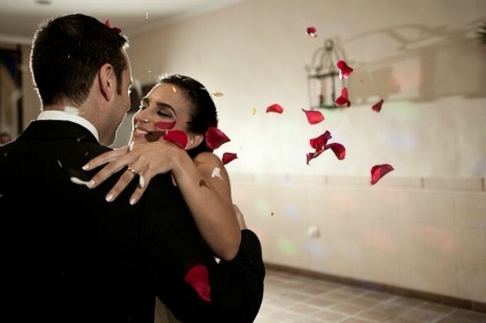 Los novios, Carmen y Pepe rodeados de pétalos de rosa- Foto: Valentín Gámiz