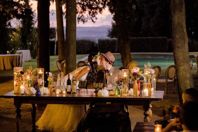 tavolo sposi, bacio, ambientazione shabby chic, candele